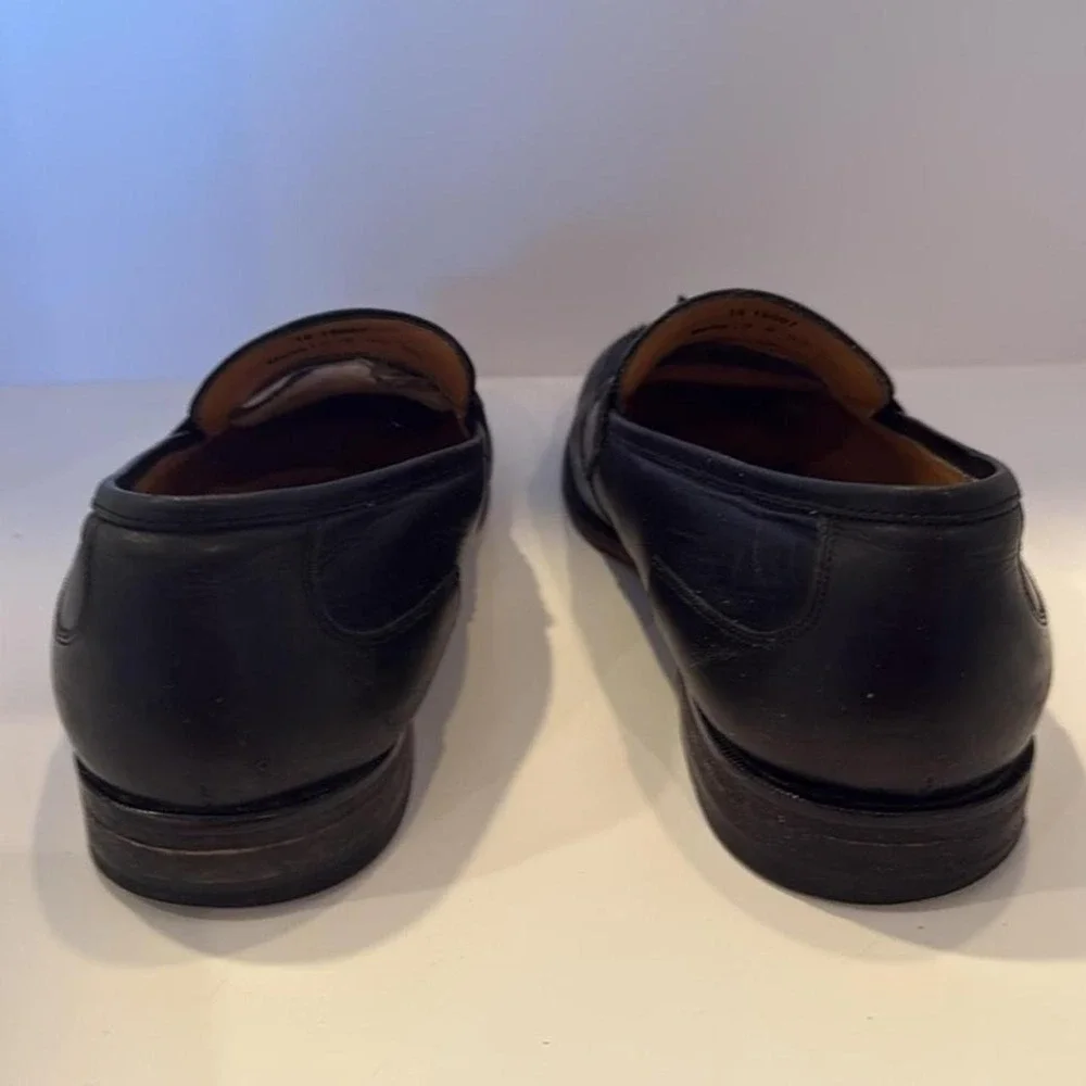 ohnston and Murphy classic black 100% leather loafers tassels in men's size 10.